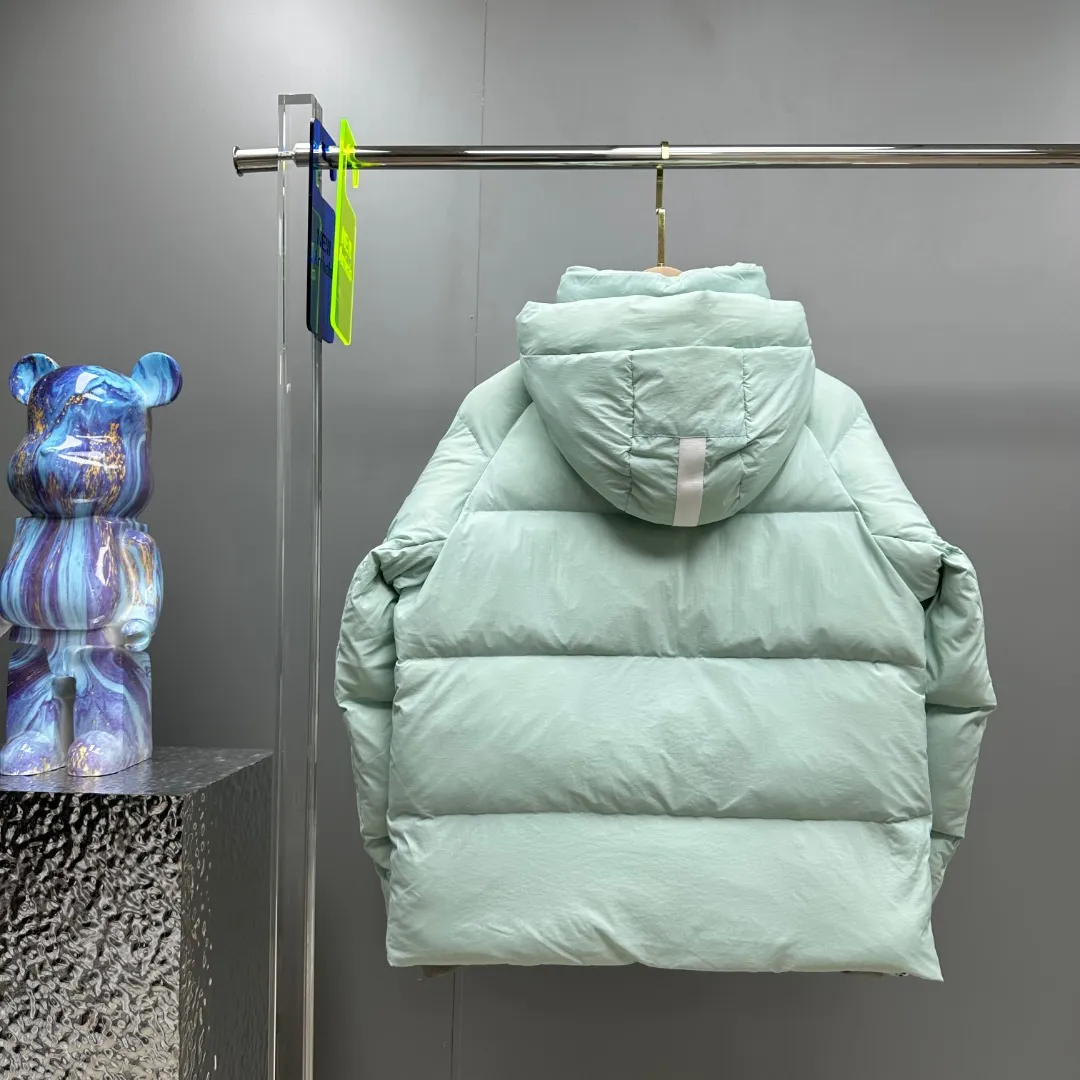P780 𝗖𝗔𝗡𝗔𝗗𝗔 𝗚𝗢𝗢𝗦𝗘/Canada Goose capsule series macaron white label down jacket Fabric: Made of soft EnduraLuxe fabric imported from DuPont, CORDURA, USA, which enhances the durability of easy-to-wear parts, is lightweight and durable; the liner is made of 400T anti-velvet gallbladder, which is comfortable, soft and non-velvet. Hat: It has a detachable hood, which can be adjusted in two directions, and is also filled with down, which brings greater softness and wrapping around the head and neck, and is full of warmth. This parka has white trim at the back and around the hood, and the hood hardware is all original and custom-made to match the soft color of the fabric. Goose logo: The official website’s new series of large goose logos made of silicone, non-embroidered logos. Length: Fit hip-length. Accessories: The chest chain and pocket chain are all customized by YKK zipper company, and the zippers are consistent with the original color of the clothes; the zipper placket and inner straps are customized with the original Canada Goose logo; the cuffs are made of cashmere ribbing to increase comfort and lock in heat. Pockets: 3 exterior pockets: Fleece-lined hand-warmer pockets with two-way zipper closure for easy access. Security pocket with zipper closure under fly; 2 interior pockets: drop-in pocket Colors: Melt Blue, Moonlight Lime, Soft Pink, Beichen White Sizes: 𝗫𝗦-𝗦-𝗠